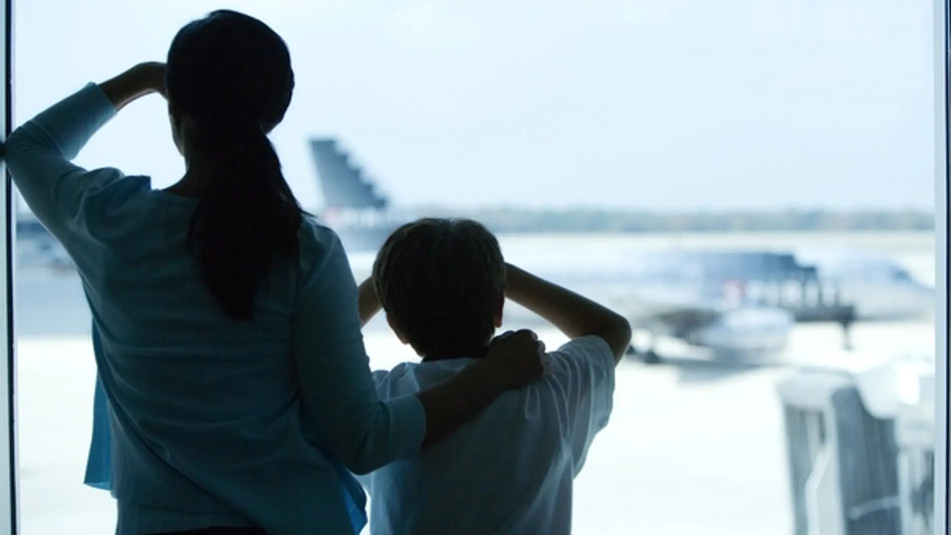 Qué documentación necesitan los niños y menores de edad para viajar con o sin sus padres