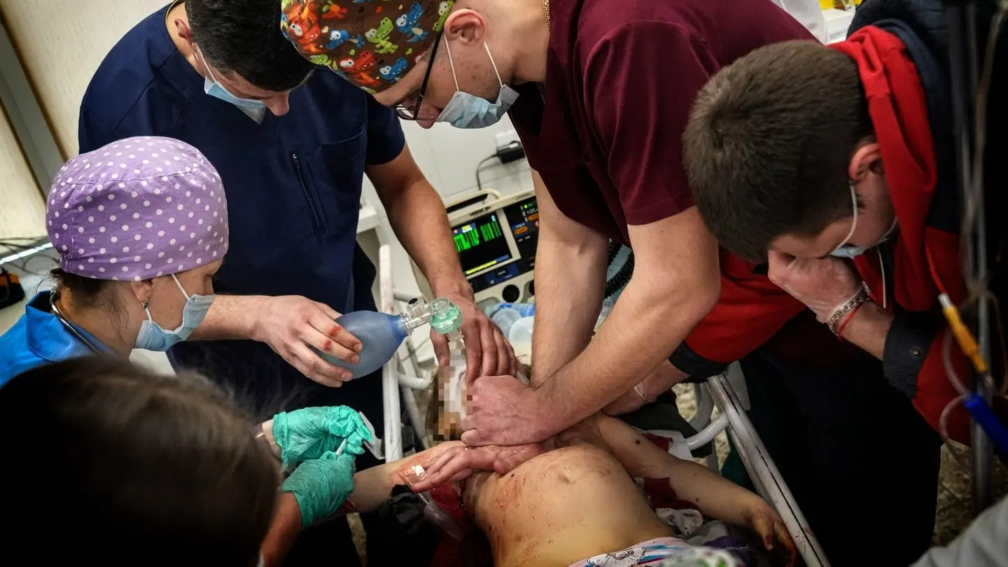Guerra en Ucrania: el momento en que tratan de salvar a una niña de 6 años tras un ataque ruso en Mariupol Guerra en Ucrania: el momento en que tratan de salvar a una niña de 6 años tras un ataque ruso en Mariupol