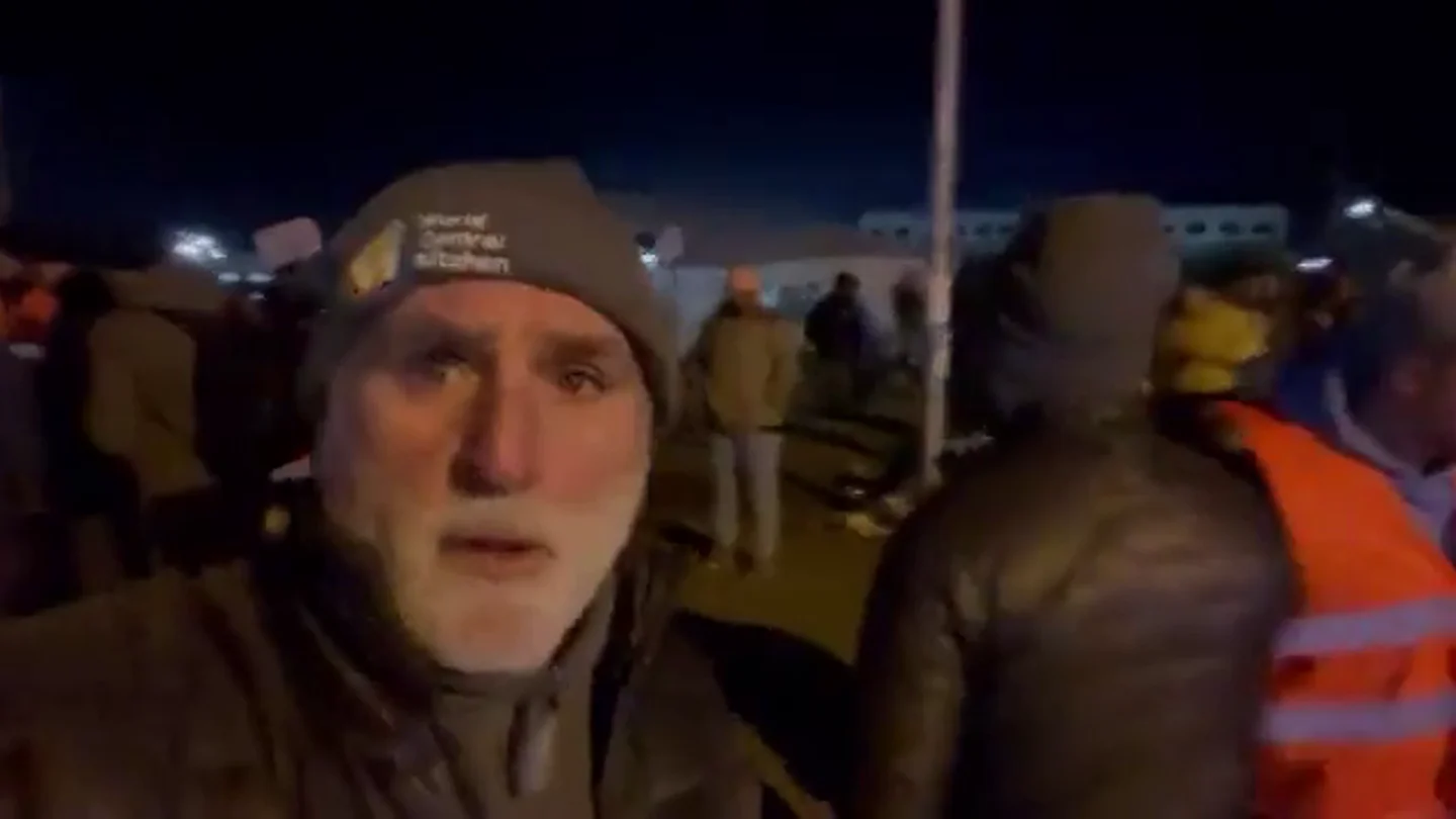 El chef José Andrés, desde la frontera de Ucrania: "No deja de llegar gente, hemos repartido 8.000 comidas calientes" Refugiados ucranianos