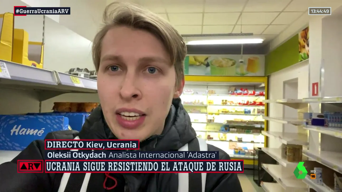 La población ucraniana se resiste a la invasión rusa: "Preparan cócteles molotov y paran los tanques con las manos" La población ucraniana se resiste a la invasión rusa: "Preparan cócteles molotov y paran los tanques con las manos"