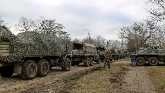 Un convoy ruso en la ciudad de Mykolaivka Un convoy ruso en la ciudad ucraniana de Mykolaivka