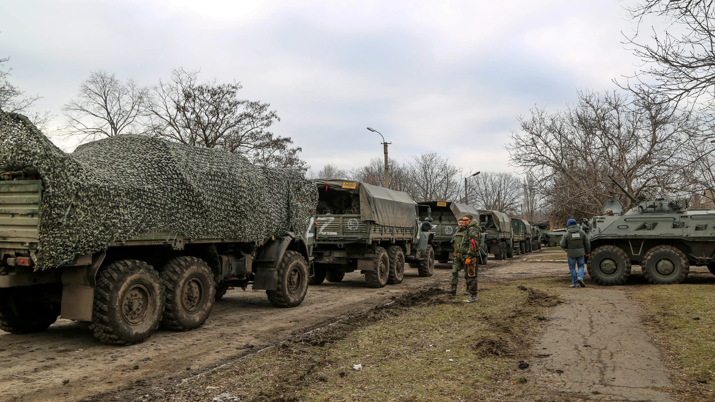 Un convoy ruso en la ciudad de Mykolaivka Un convoy ruso en la ciudad ucraniana de Mykolaivka