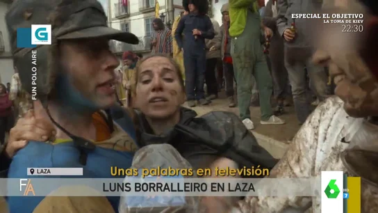 Lanzan a una reportera a una bañera llena de barro mientras grababa en los carnavales de un pueblo gallego Lanzan a una reportera a una bañera llena de barro mientras grababa en los carnavales de un pueblo gallego