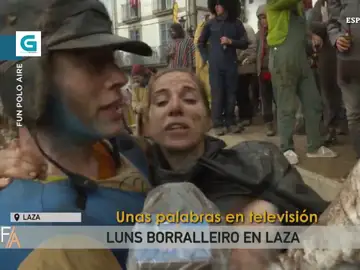 Lanzan a una reportera a una bañera llena de barro mientras grababa en los carnavales de un pueblo gallego