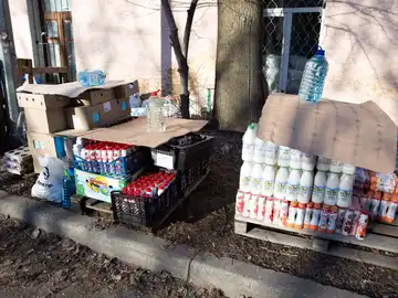 Ciudadanos solidarios reúnen alimentos para los ucranianos
