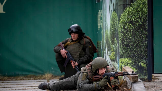 Soldados ucranianos en plena guerra con Rusia