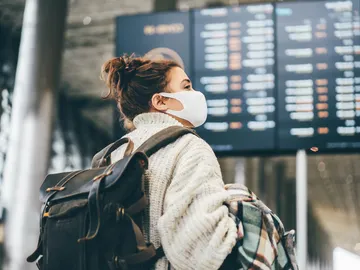 mujer con mascarilla en el aeropuerto mujer con mascarilla en el aeropuerto