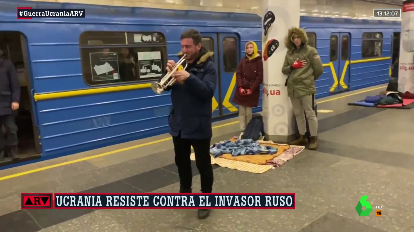 Un músico entona el himno de Ucrania en el metro de Kiev, símbolo de la resistencia Refugiados de las bombas