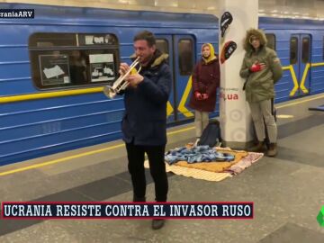 Un músico entona el himno de Ucrania en el metro de Kiev, símbolo de la resistencia 