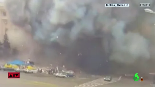 Brutal ataque aéreo ruso contra un edificio público Brutal ataque aéreo ruso contra un edificio público