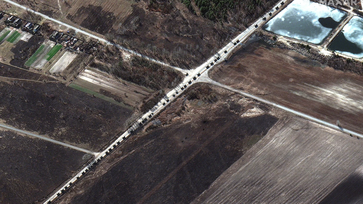 Imagen satelital de EEUU muestra un convoy militar cerca de Invankiv, Ucrania Imagen satelital de EEUU muestra un convoy militar cerca de Invankiv, Ucrania