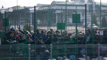 Refugiados de Ucrania esperan en el cruce fronterizo de Medyka para ingresar a Polonia