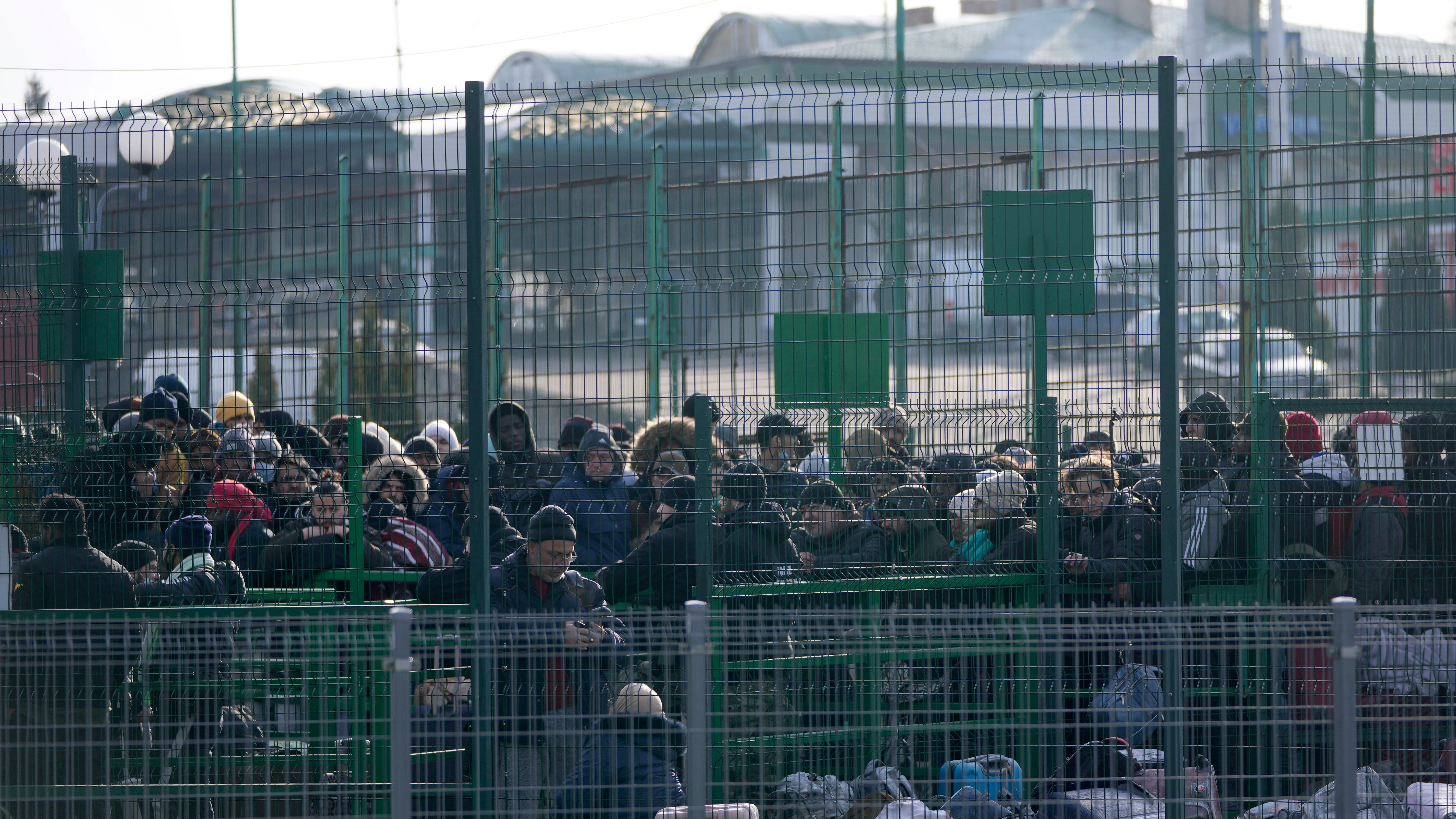 Refugiados de Ucrania esperan en el cruce fronterizo de Medyka para ingresar a Polonia 