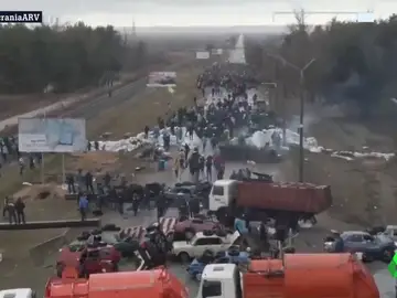 VÍDEO | Decenas de ucranianos colapsan la carretera de Enerhodar para no dejar pasar los tanques rusos
