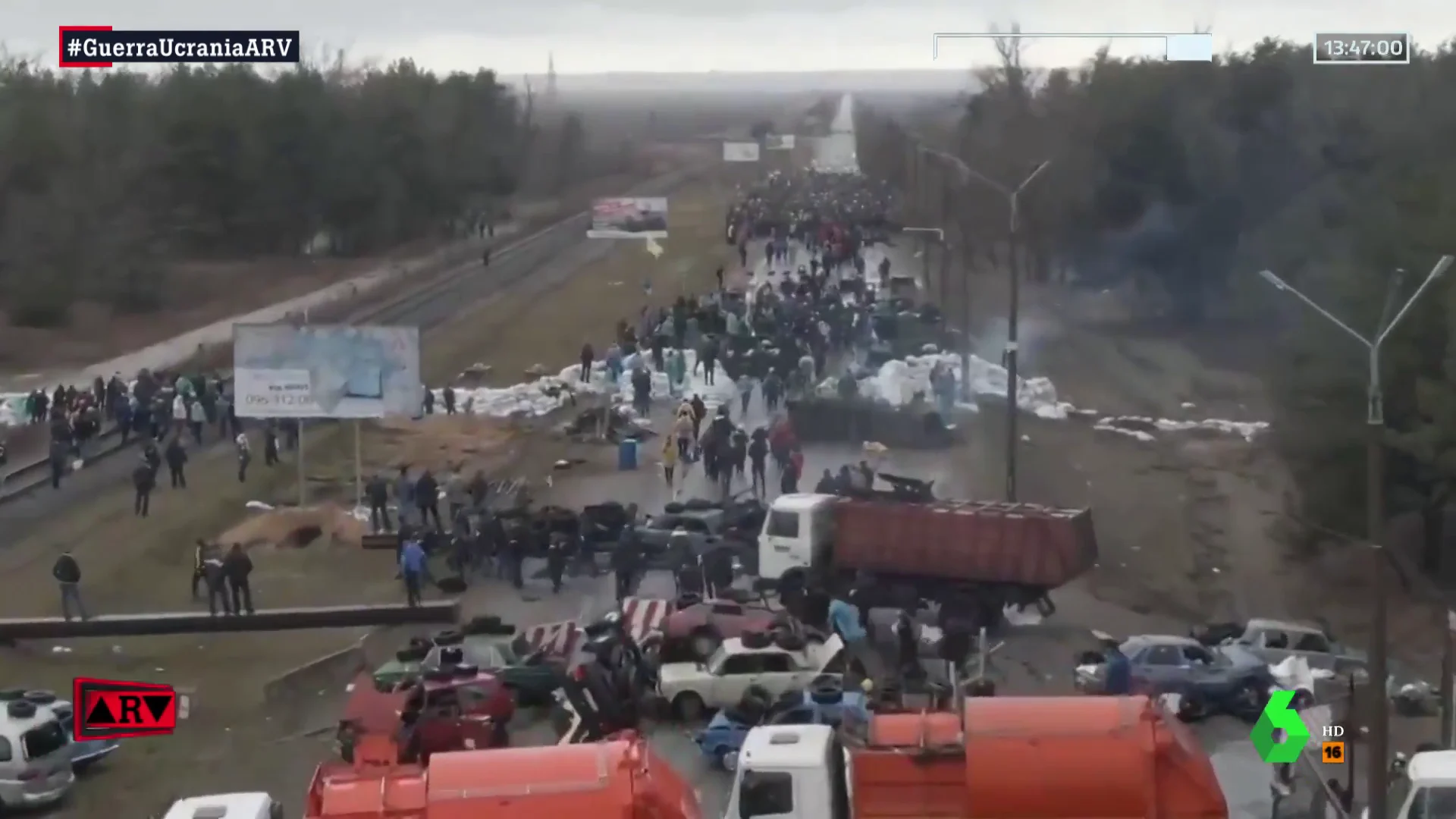 VÍDEO | Decenas de ucranianos colapsan la carretera de Enerhodar para no dejar pasar los tanques rusos