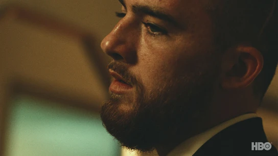 El personaje de 'Euphoria', Fezco (Angus Cloud), era quien inicialmente recibía un tiro en la cabeza en la operación policial. El personaje de 'Euphoria', Fezco (Angus Cloud), era quien inicialmente recibía un tiro en la cabeza en la operación policial.