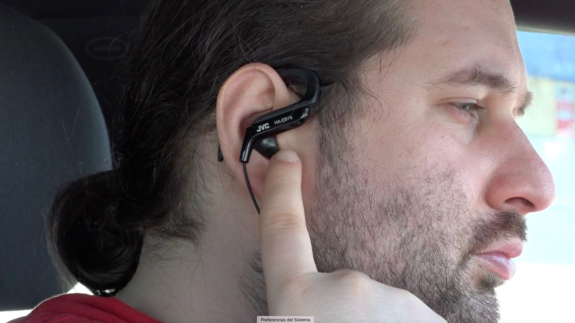 Tres tipos de conductores que pueden hacer uso de auriculares al conducir