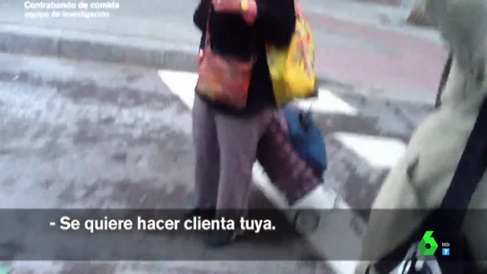 Mujer que vende comida en un mercadillo ilegal Mujer que vende comida en un mercadillo ilegal