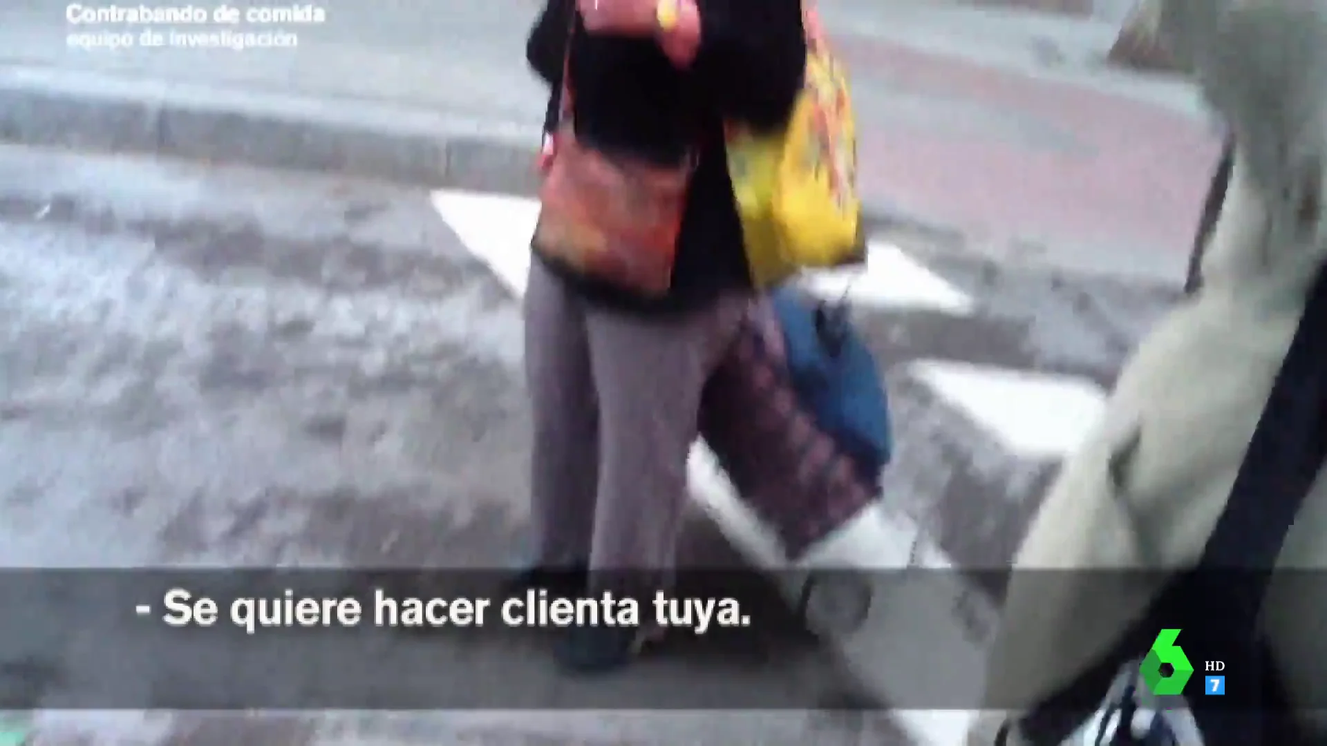 Mujer que vende comida en un mercadillo ilegal