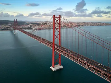 Puente 25 de abril de Lisboa: historia y curiosidades del puente colgante más largo de Europa Puente 25 de abril de Lisboa: historia y curiosidades del puente colgante más largo de Europa
