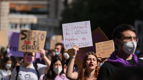 Varias personas con carteles participan en una manifestación estudiantil feminista por el 8M, Día Internacional de la Mujer, a 8 de marzo de 2022, en Valencia, Comunidad Valenciana (España). Varias personas con carteles participan en una manifestación estudiantil feminista por el 8M, Día Internacional de la Mujer, a 8 de marzo de 2022, en Valencia, Comunidad Valenciana (España).