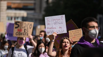Varias personas con carteles participan en una manifestación estudiantil feminista por el 8M, Día Internacional de la Mujer, a 8 de marzo de 2022, en Valencia, Comunidad Valenciana (España). 