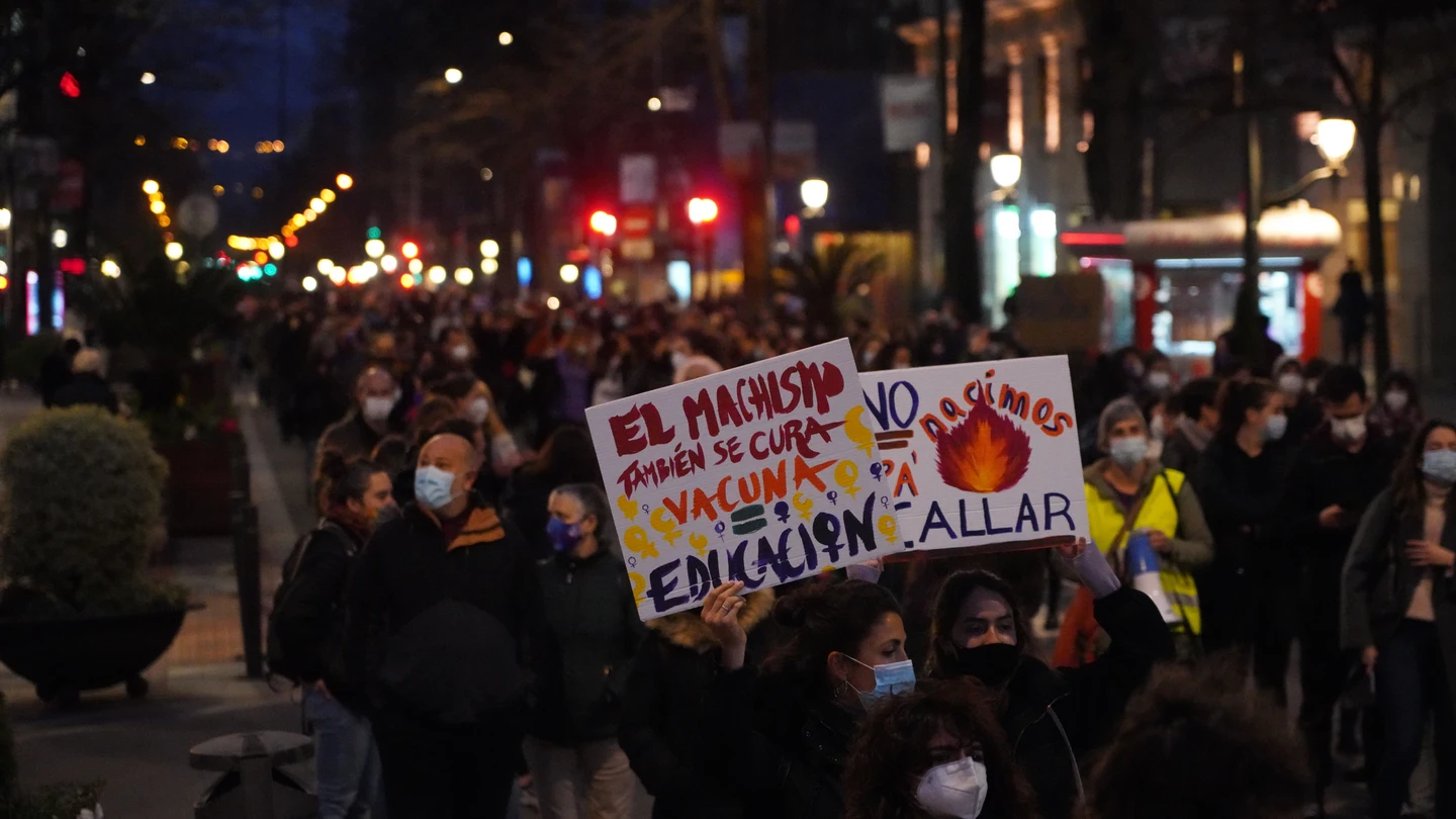 Una mujer sostiene una pancarta donde se lee "El machismo también se cura. Vacuna = educación", durante una manifestación convocada por el Movimiento Feminista de Bilbao, en Bilbao, Euskadi (España), 8 de marzo de 2021. Una mujer sostiene una pancarta donde se lee "El machismo también se cura. Vacuna = educación", durante una manifestación convocada por el Movimiento Feminista de Bilbao, en Bilbao, Euskadi (España), 8 de marzo de 2021.
