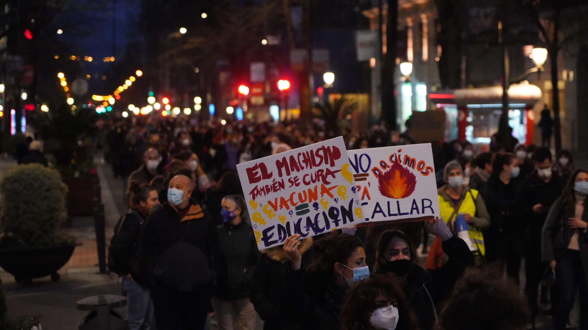 Una mujer sostiene una pancarta donde se lee &quot;El machismo también se cura. Vacuna = educación&quot;, durante una manifestación convocada por el Movimiento Feminista de Bilbao, en Bilbao, Euskadi (España), 8 de marzo de 2021. 