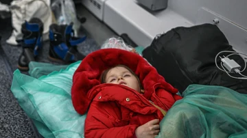 Un niño duerme en un vagón de tren transformado para transporte médico