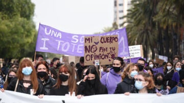 Varias personas con carteles participan en una manifestación estudiantil feminista por el 8M, Día Internacional de la Mujer, a 8 de marzo de 2022, en Valencia, Comunidad Valenciana (España).