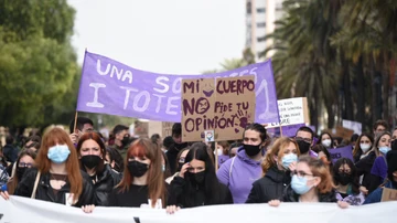 Varias personas con carteles participan en una manifestación estudiantil feminista por el 8M, Día Internacional de la Mujer, a 8 de marzo de 2022, en Valencia, Comunidad Valenciana (España).