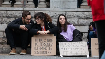 Una participante parada en la manifestación del 8M (Día Internacional de la Mujer) junto con otros participantes sostiene un cartel en el que pone &quot;Hay dos tipos de personas: 1. Feministas. 2. Gilipollas&quot;, en Barcelona a 8 de marzo de 2020.