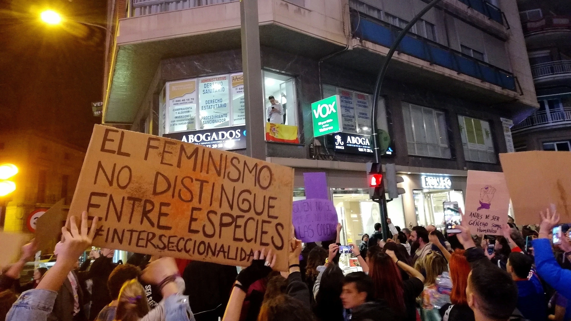 Las manifestantes del 8M ante la sede de Vox en Murcia en 2019.