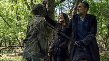 Negan y Maggie acaban con uno de los miles de zombis de 'The Walking Dead'.