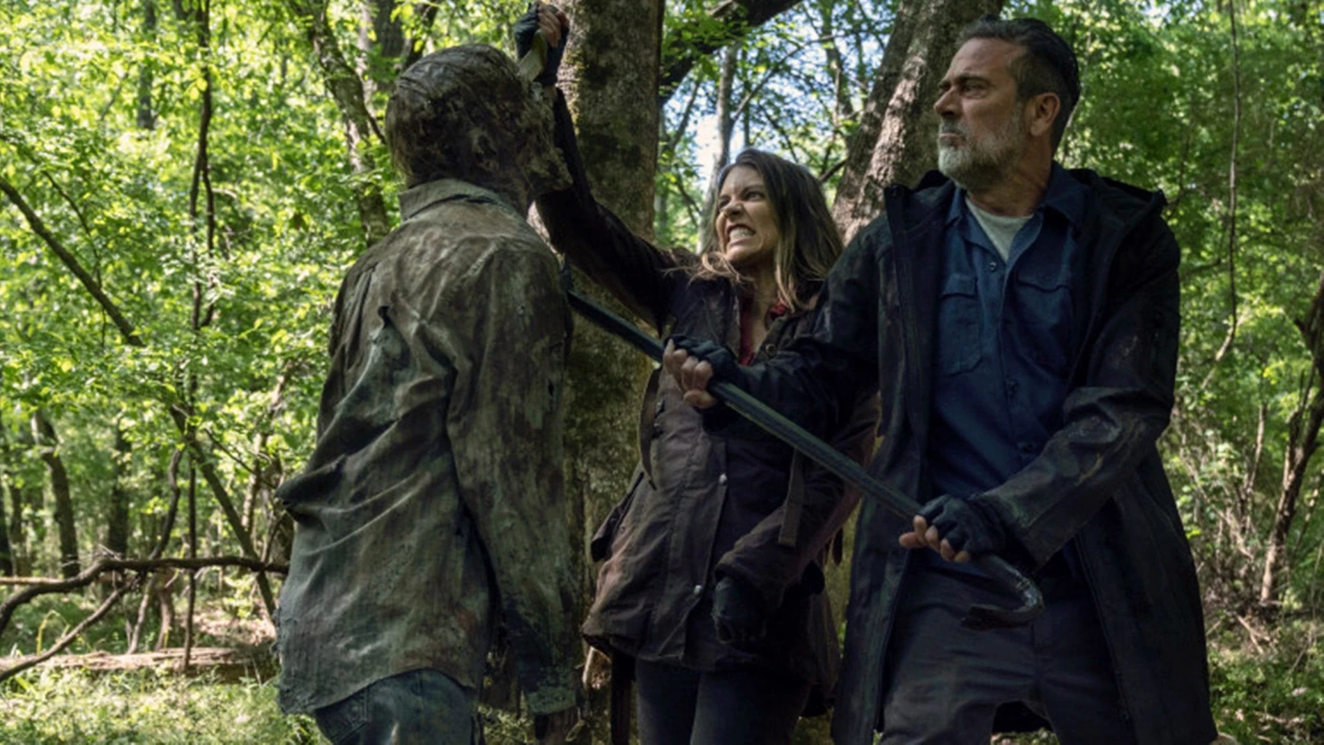 Negan y Maggie acaban con uno de los miles de zombis de &#39;The Walking Dead&#39;.
