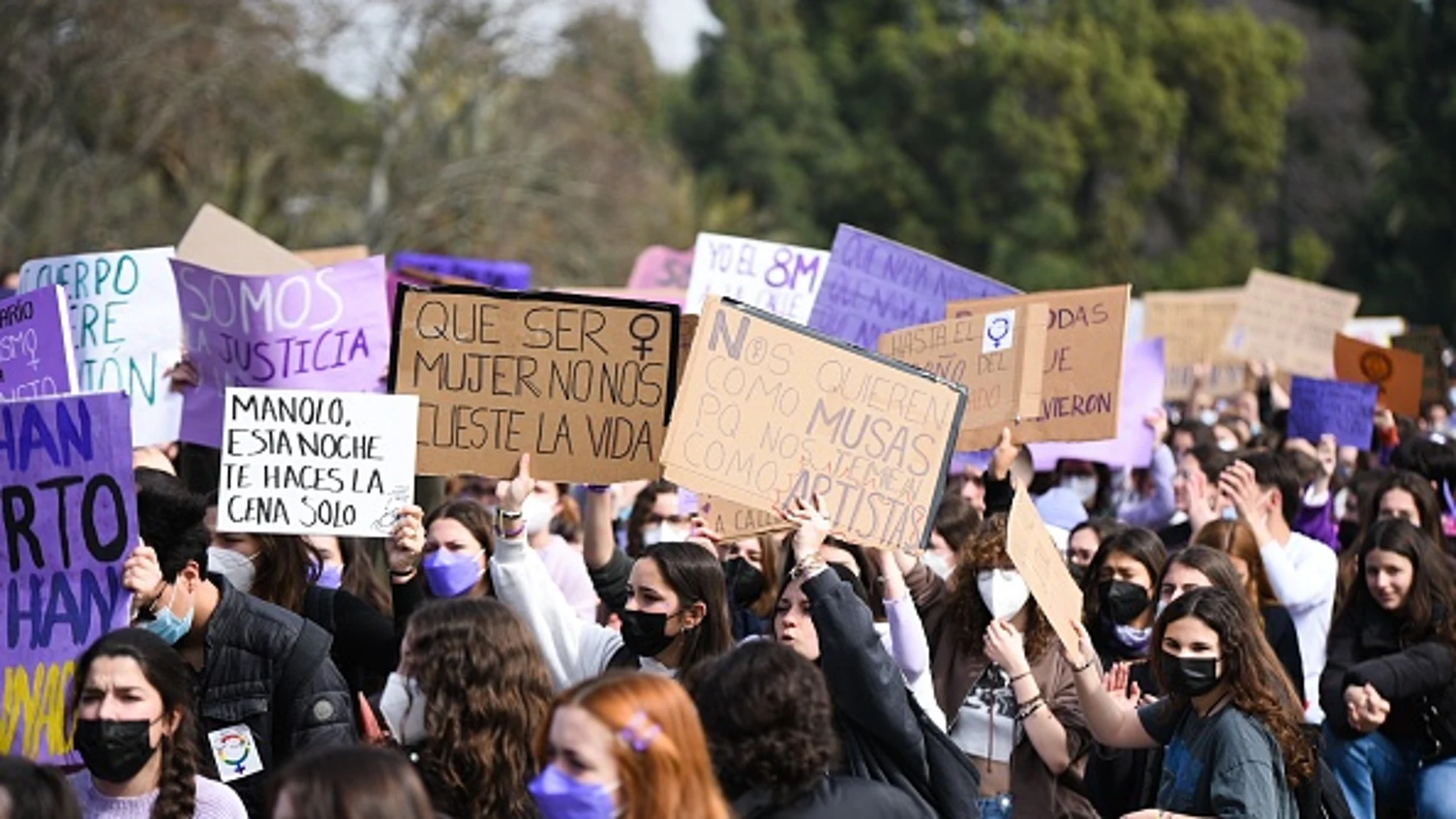 Así son las fotos y pancartas más reivindicativas del Día de la Mujer en  España