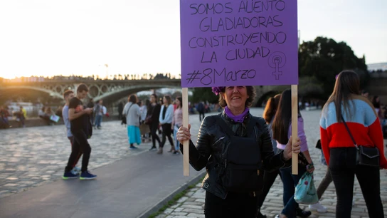Mujer portando una pancarta feministas durante la concentración con motivo del Día Internacional de la Mujer . Mujer portando una pancarta feministas durante la concentración con motivo del Día Internacional de la Mujer .
