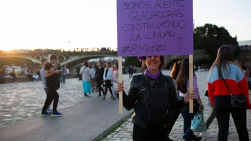 Mujer portando una pancarta feministas durante la concentración con motivo del Día Internacional de la Mujer .