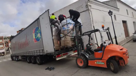 Los voluntarios cargan uno de los camiones con ayuda para Ucrania Los voluntarios cargan uno de los camiones con ayuda para Ucrania