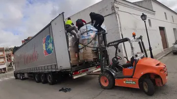 Los voluntarios cargan uno de los camiones con ayuda para Ucrania
