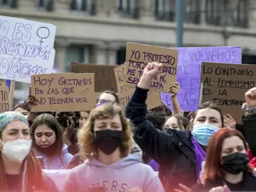  Estudiantes de Zaragoza se han manifestado hoy por las calles de la ciudad con motivo del Día de la Mujer.