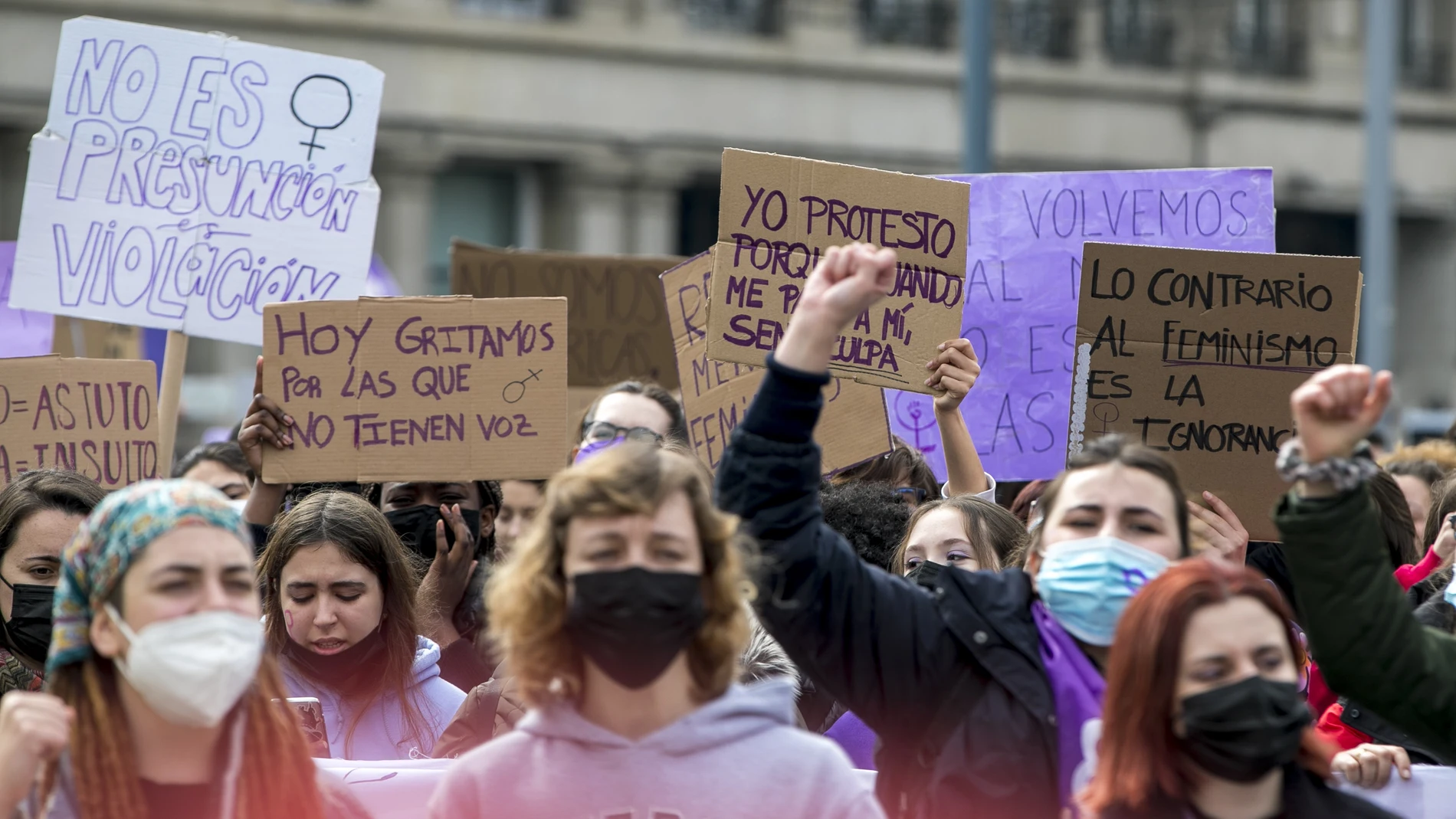  Estudiantes de Zaragoza se han manifestado hoy por las calles de la ciudad con motivo del Día de la Mujer.