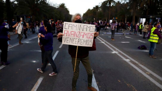 Concentración, baile feminista y lectura de manifiesto por el 8M, día internacional de la Mujer. En Málaga (Andalucía, España), 08 de marzo 2021. 