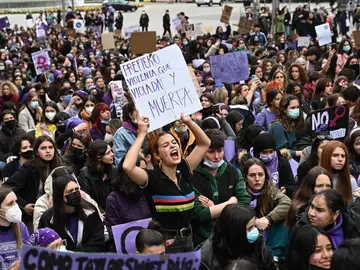 Cientos de mujeres participan este martes en una marcha con motivo del Día Internacional del Día de la Mujer en Madrid