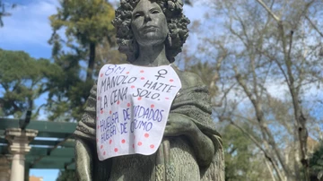 Colocan una pancarta con el lema &quot; 8M Manolo hazte la cena solo. Huelga de cuidados, huelga de consumo&quot; al monumento a la Duquesa de Alba en Sevilla, (Andalucía, España), a 07 de marzo de 2020.