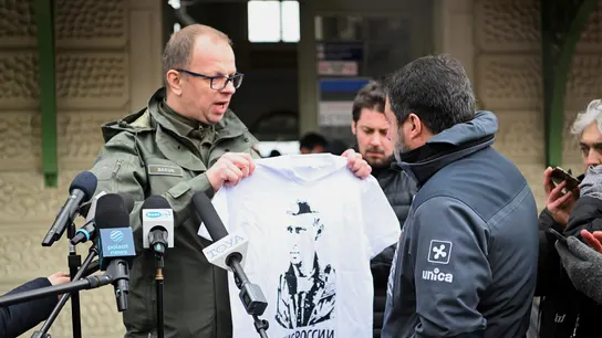 El alcalde de Przemysl Wojciech Bakun muestra una camiseta con el retrato de Putin durante una conferencia de Matteo Salvini. El alcalde de Przemysl Wojciech Bakun muestra una camiseta con el retrato de Putin durante una conferencia de Matteo Salvini.