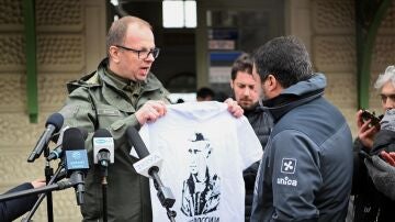 El alcalde de Przemysl Wojciech Bakun muestra una camiseta con el retrato de Putin durante una conferencia de Matteo Salvini.