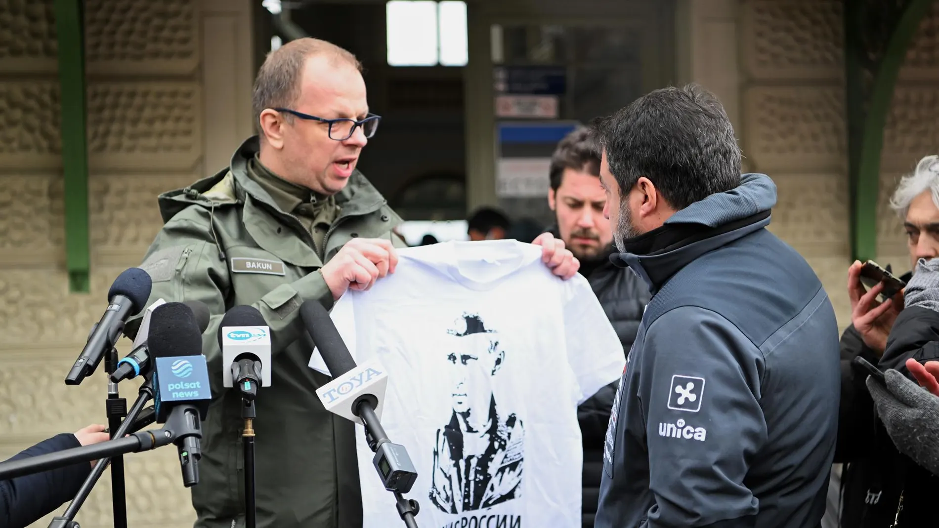 El alcalde de Przemysl Wojciech Bakun muestra una camiseta con el retrato de Putin durante una conferencia de Matteo Salvini.