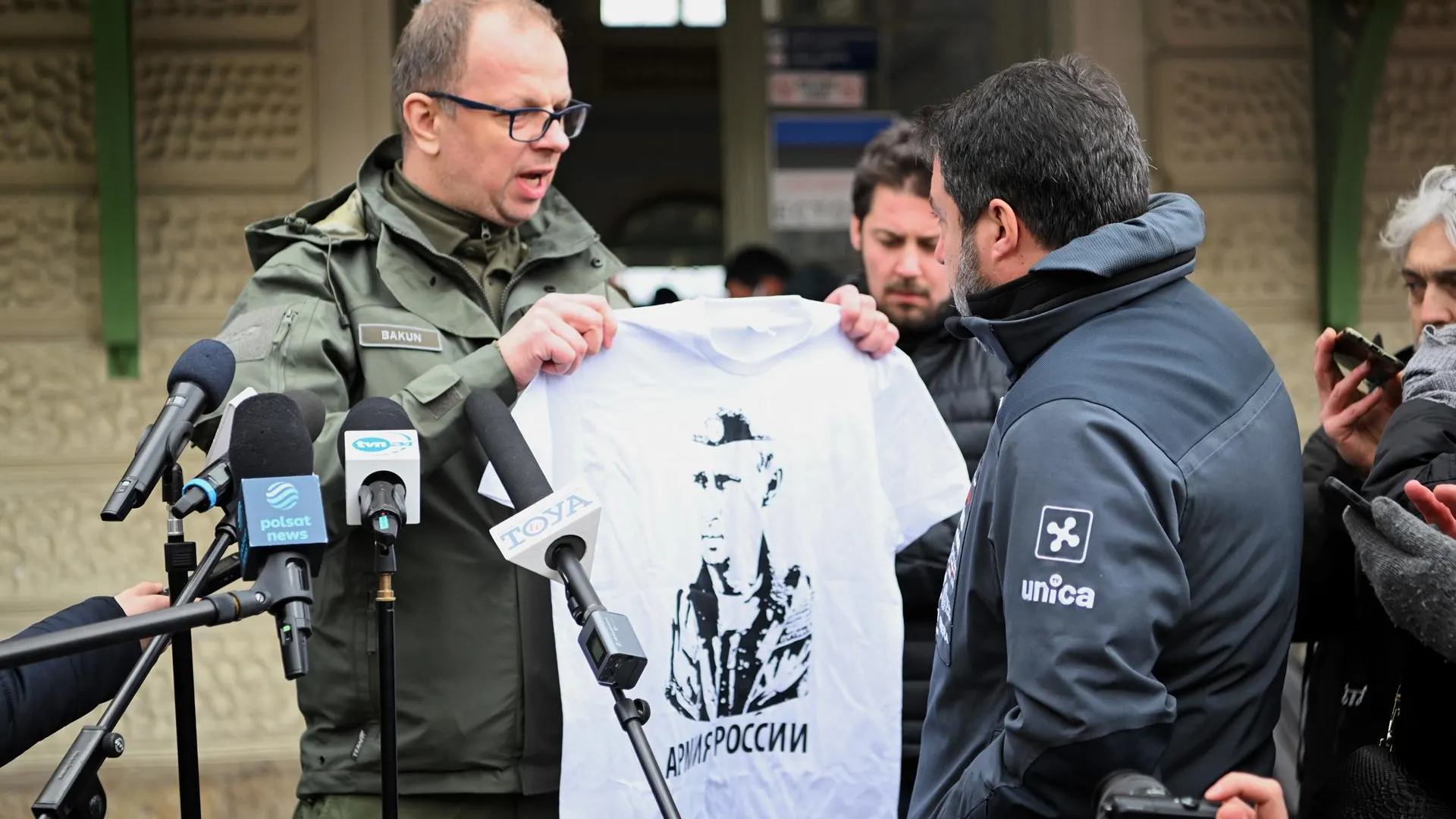 El alcalde de Przemysl Wojciech Bakun muestra una camiseta con el retrato de Putin durante una conferencia de Matteo Salvini.