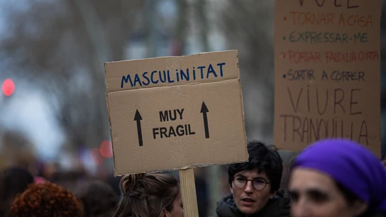 Una mujer sostiene un cartel en el que pone "Masculinitat=Muy frágil" manifestación del 8M (Día Internacional de la Mujer), en Barcelona a 8 de marzo de 2020. Una mujer sostiene un cartel en el que pone "Masculinitat=Muy frágil" manifestación del 8M (Día Internacional de la Mujer), en Barcelona a 8 de marzo de 2020.